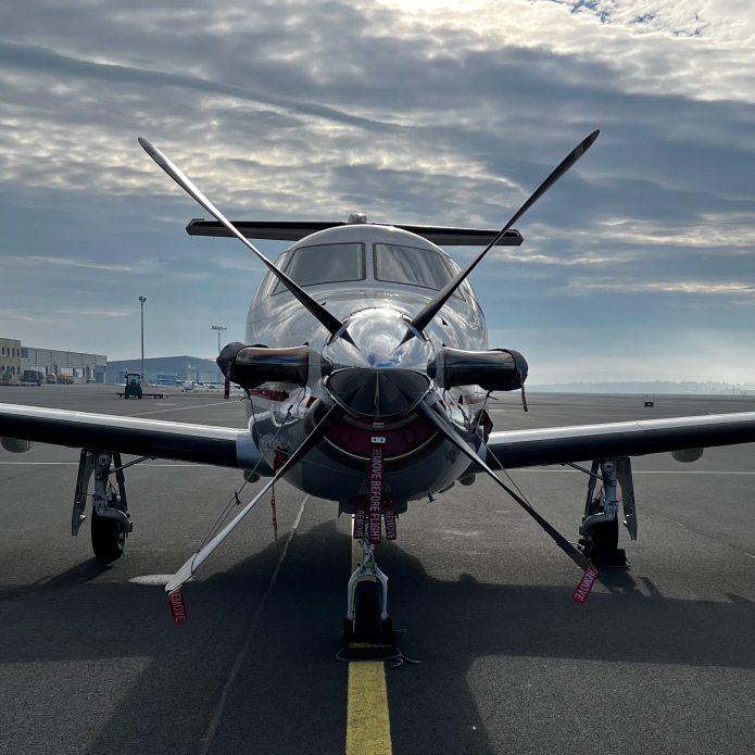 Pilatus PC-12 Frontansicht - Privatflugzeug buchen