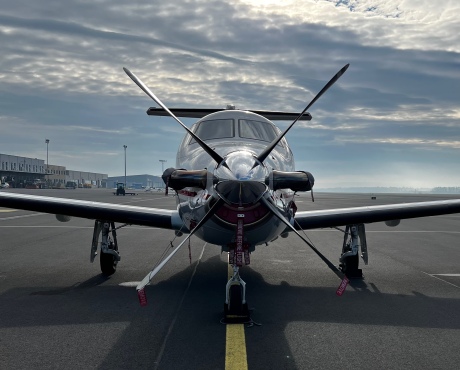 Pilatus PC-12 – Privatflugzeug buchen Privatflugzeug - Pilatus PC-12 - Frontansicht